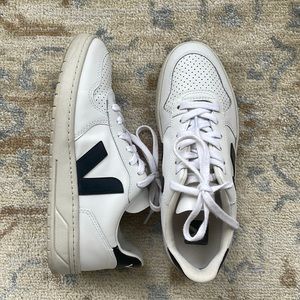 Veja V-10 Black & White